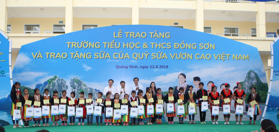 Ông Nguyễn Hạnh Phúc – Ủy viên Chấp hành Trung ương Đảng, Chủ nhiệm Văn phòng Quốc Hội cùng các đại biểu trao học bổng và sữa cho các em học sinh có thành tích xuất sắc. (Ảnh: CTV)