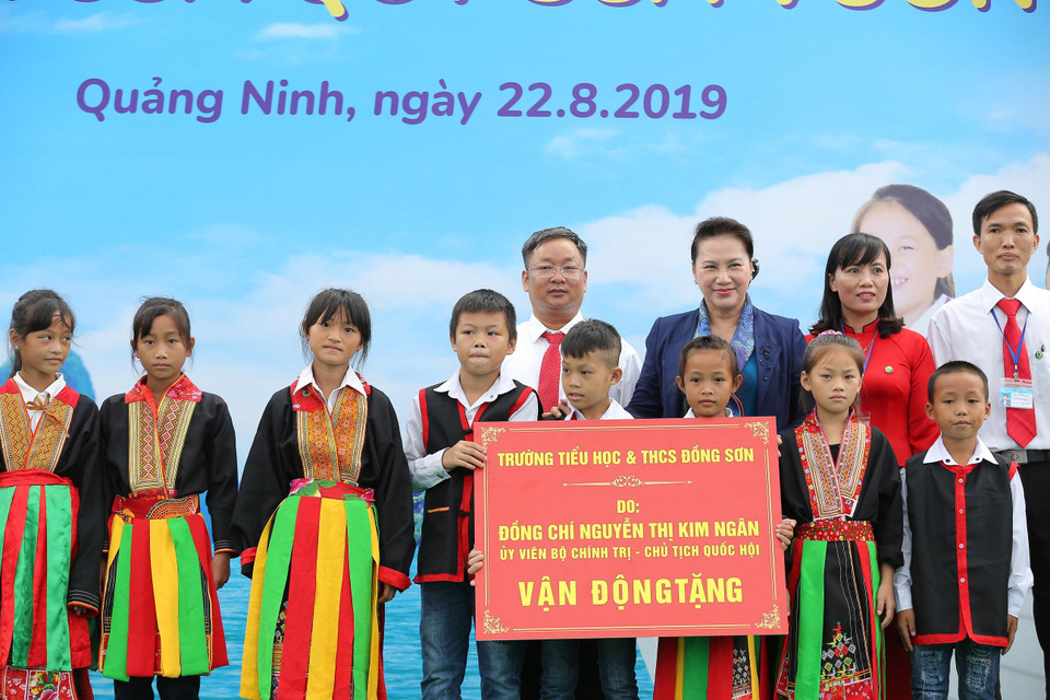 Bà Nguyễn Thị Kim Ngân - Uỷ viên Bộ chính trị, Chủ tịch Quốc hội nước Cộng hoà Xã hội Chủ nghĩa Việt Nam trao tặng bảng tượng trưng tặng trường Tiểu học và Trung học Cơ sở Đồng Sơn, huyện Hoành Bồ, tỉnh Quảng Ninh cho đại diện lãnh đạo trường và các em học sinh. (Ảnh: CTV)