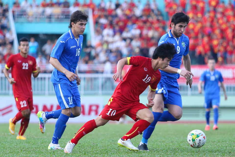 Anh gặp nhiều khó khăn ở đầu trận trước những hậu vệ to cao của Olympic Uzbekistan. (Ảnh: Minh Chiến/Vietnam+)
