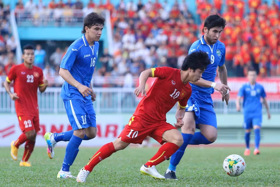 Anh gặp nhiều khó khăn ở đầu trận trước những hậu vệ to cao của Olympic Uzbekistan. (Ảnh: Minh Chiến/Vietnam+)