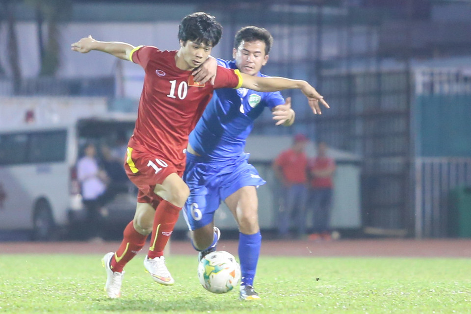Tiền đạo của Olympic Việt Nam chơi tốt và buộc đối thủ phải nhiều lần phạm lỗi. Sau trận này, người Uzbekistan hẳn đã biết Công Phượng là ai. (Ảnh: Minh Chiến/Vietnam+)