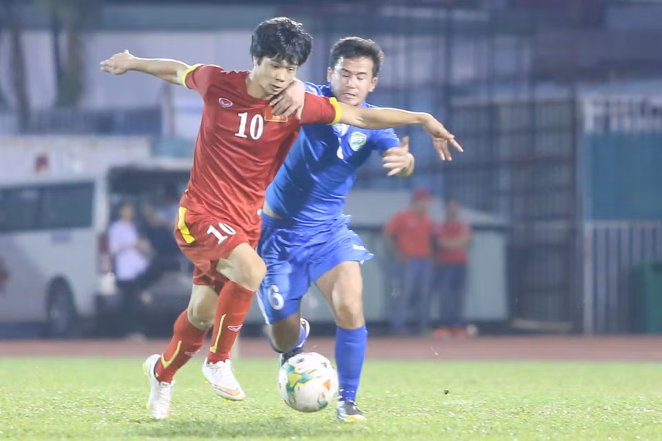 Tiền đạo của Olympic Việt Nam chơi tốt và buộc đối thủ phải nhiều lần phạm lỗi. Sau trận này, người Uzbekistan hẳn đã biết Công Phượng là ai. (Ảnh: Minh Chiến/Vietnam+)