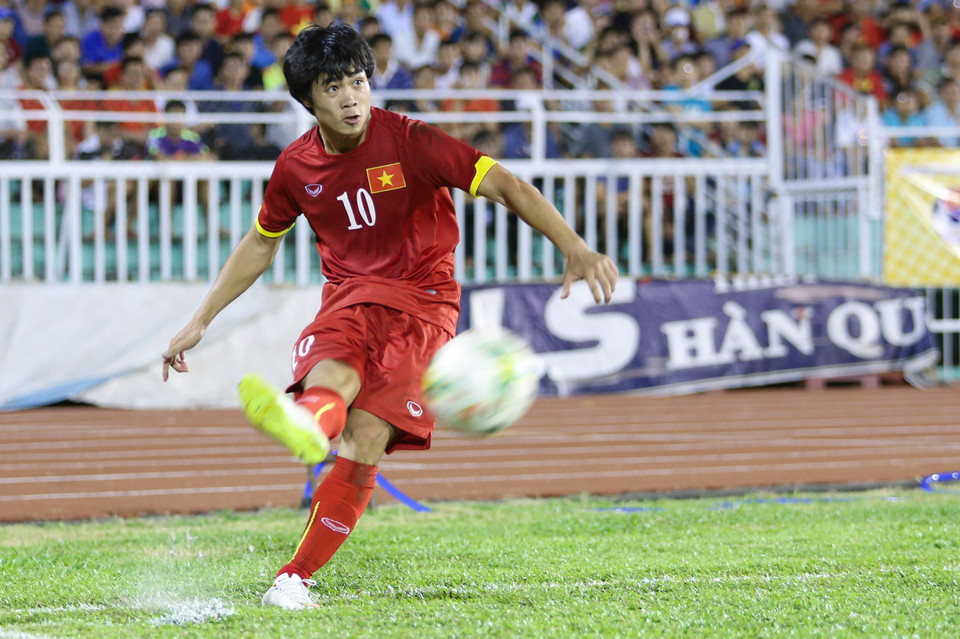 Tình huống chủ động sút thẳng vào cầu gôn trong một quả phạt góc ở hiệp một của Phượng đã khiến thủ môn Uzbekistan bất ngờ và suýt chút nữa mang tới bàn thắng. (Ảnh: Minh Chiến/Vietnam+)