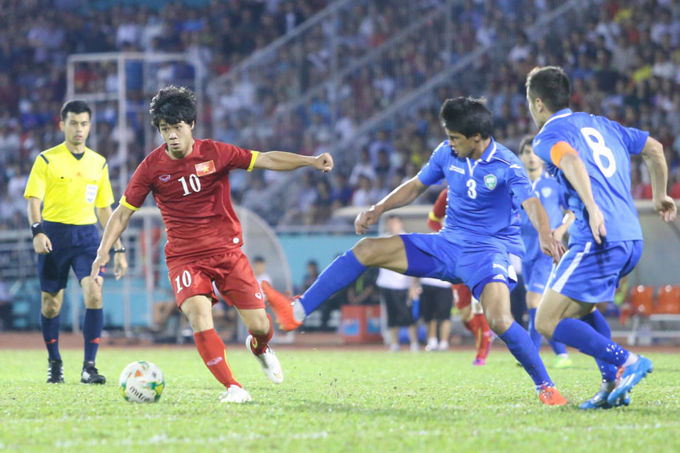 Những cầu thủ áo xanh cũng sẵn sàng phạm lỗi khi cần thiết với Công Phượng. (Ảnh: Minh Chiến/Vietnam+)