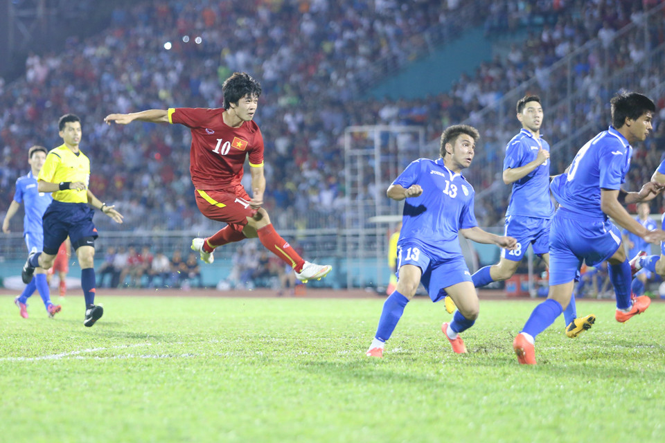 Nhưng họ vẫn không ngăn được số 10 tỏa sáng. Nếu chắt chiu và quyết đoán hơn trong một số tình huống, Công Phượng đã có thể lập công. (Ảnh: Minh Chiến/Vietnam+)