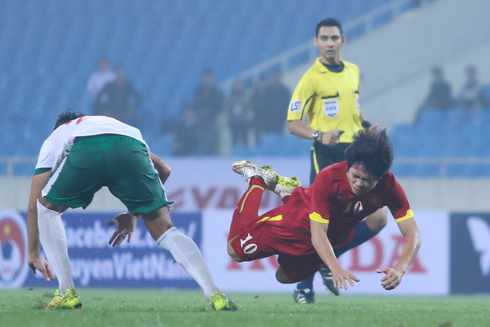 Hàng thủ Olympic Indonesia ngay lập tức hiểu họ đang phải đối mặt với ai. Người Indonesia đã làm mọi thứ có thể để ngăn cản Phượng, kể cả phạm lỗi. (Ảnh: Minh Chiến/Vietnam+)