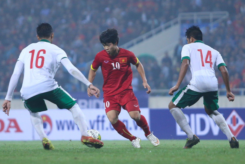 Luôn có ít nhất hai cầu thủ đội khách theo sát số 10 của Olympic Việt Nam. Nhưng ngăn cản Phượng trong ngày anh đang có phong độ cao là điều rất khó. (Ảnh: Minh Chiến/Vietnam+)