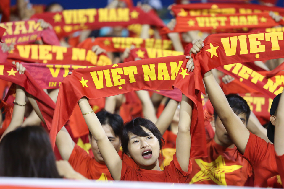 Không khí cổ động có phần cuồng nhiệt hơn cả trong trận đấu của Olympic Việt Nam với Indonesia tại Mỹ Đình. (Ảnh: Minh Chiến/Vietnam+)