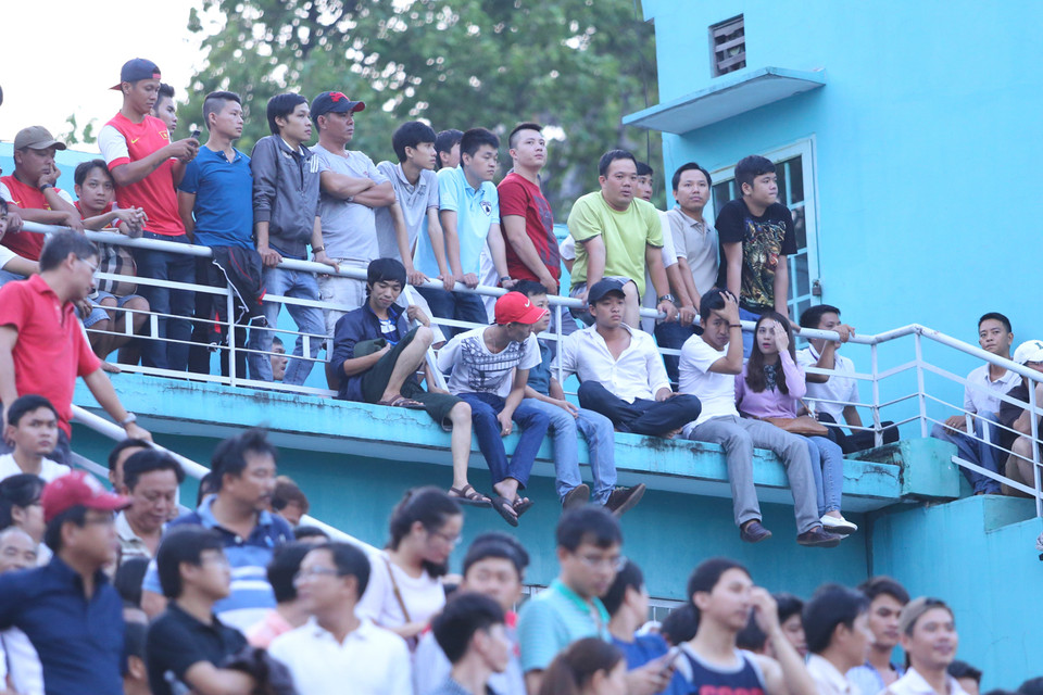 Người hâm mộ đã phủ kín sân Thống Nhất, họ tìm đủ mọi cách để theo dõi trận đấu được dễ dàng. (Ảnh: Minh Chiến/Vietnam+)