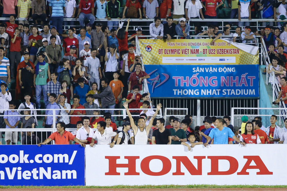 Nhiều cổ động viên khác tập trung đứng kín khu vực cổng ra khán đài B của sân. Sự quá khích của họ đã buộc lực lượng an ninh phải can thiệp. (Ảnh: Minh Chiến/Vietnam+)