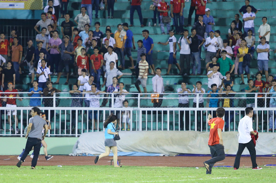 Trước đó, hàng chục “fan” nữ đã tìm được cách lách qua lực lượng bảo vệ. Họ hô vang tên Công Phượng và tràn vào sân tiến về phía ban huấn luyện của tuyển Olympic. (Ảnh: Minh Chiến/Vietnam+)