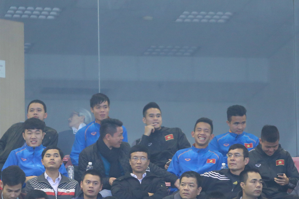 Nhóm cầu thủ chấn thương của đội tuyển theo dõi trận đấu từ khán đài. Phần lớn trong nhóm này tới từ Hoàng Anh Gia Lai. (Ảnh: Minh Chiến/Vietnam+)