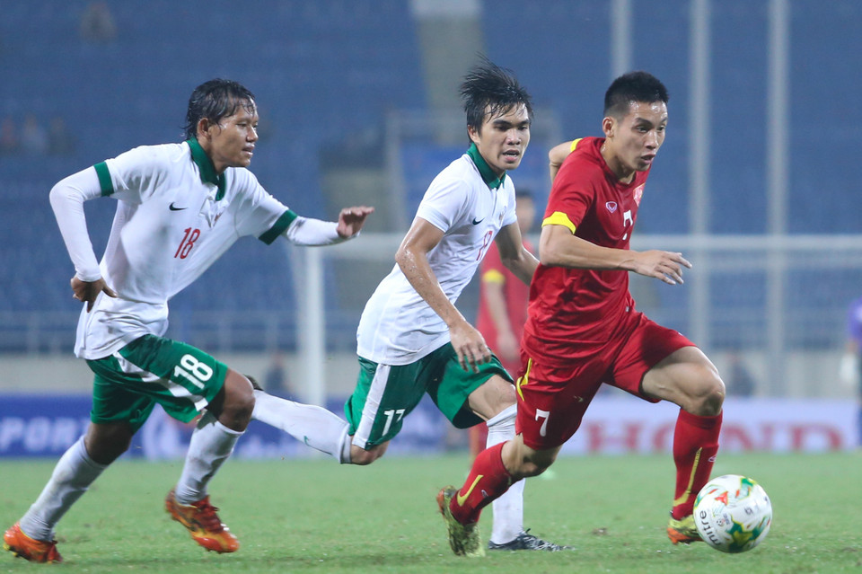 Công Phượng cùng với Đỗ Hùng Dũng của Hà Nội T&amp;T tạo thành hai mũi công nguy hiểm của Olympic Việt Nam trong hiệp hai. (Ảnh: Minh Chiến/Vietnam+)