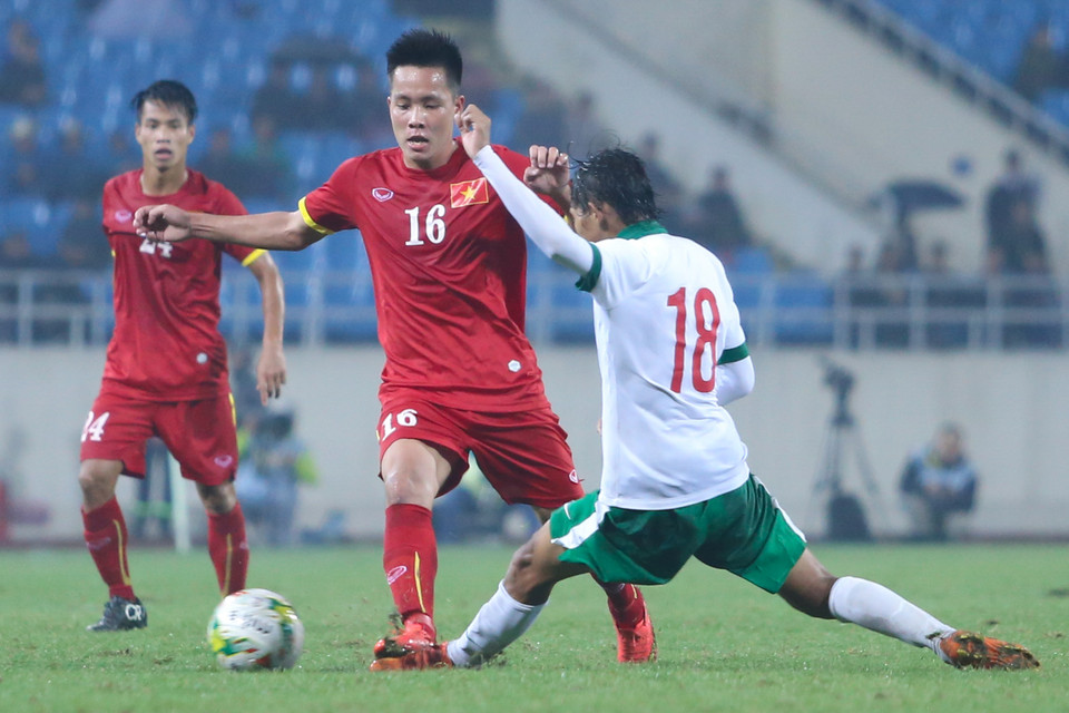 Lê Thanh Bình chơi ấn tượng hơn một chút. Nhưng phần lớn các tình huống đi bóng của anh đều bị hàng thủ Indonesia ngăn chặn. (Ảnh: Minh Chiến/Vietnam+)