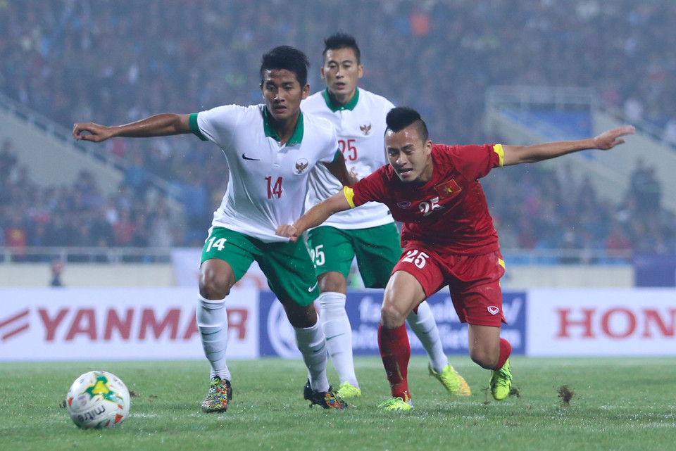 Olympic Việt Nam chủ động tấn công ngay từ đầu với lợi thế sân nhà. Nhưng họ đã vấp phải nhiều khó khăn. (Ảnh: Minh Chiến/Vietnam+)