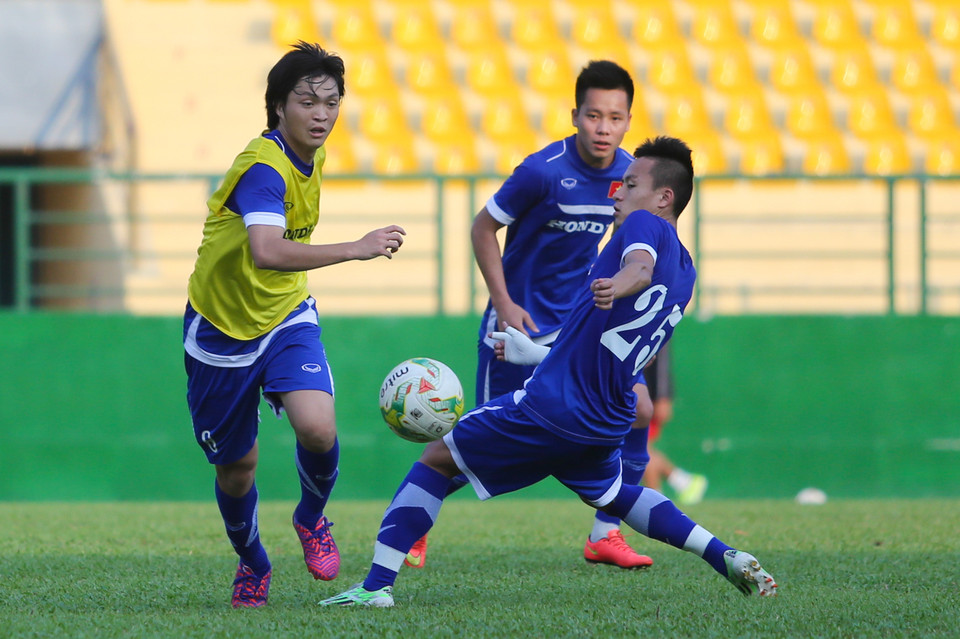 Tuấn Anh (áo vàng) cũng đang đứng trước cơ hội đánh chiếm một vị trí chính thức. (Ảnh: Minh Chiến/Vietnam+)