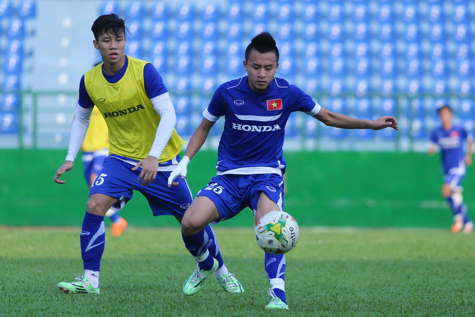 Ngọc Hải (áo vàng) và Huy Toàn được coi là những trụ cột của Olympic Việt Nam. (Ảnh: Minh Chiến/Vietnam+)