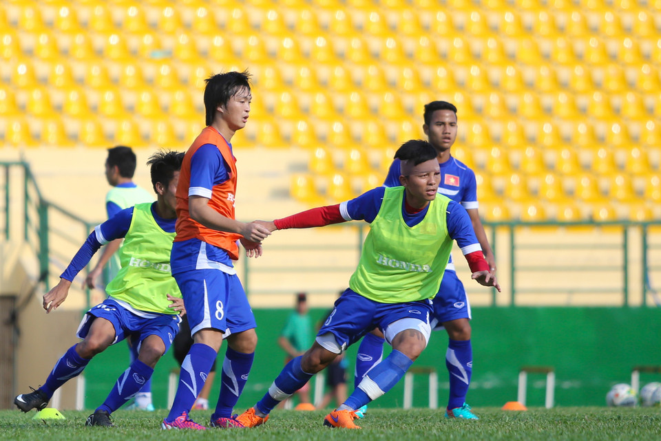 Mạnh Hùng (quấn băng đầu) vẫn nỗ lực tập luyện dù chưa bình phục chấn thương. (Ảnh: Minh Chiến/Vietnam+)