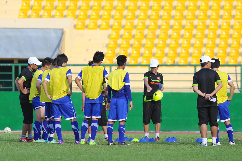 HLV Miura chỉ dạy cặn kẽ trong một bài tập thể lực của đội Olympic. (Ảnh: Minh Chiến/Vietnam+)