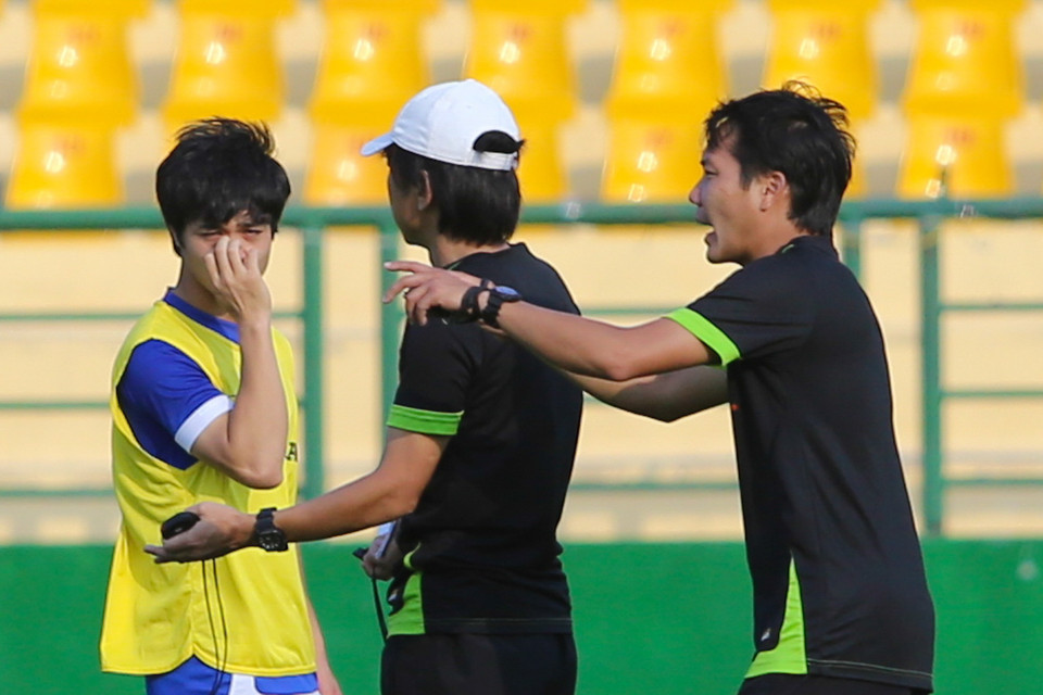 HLV Miura liên tục to tiếng với các học trò và đòi hỏi rất cao trong mọi bài tập. (Ảnh: Minh Chiến/Vietnam+)