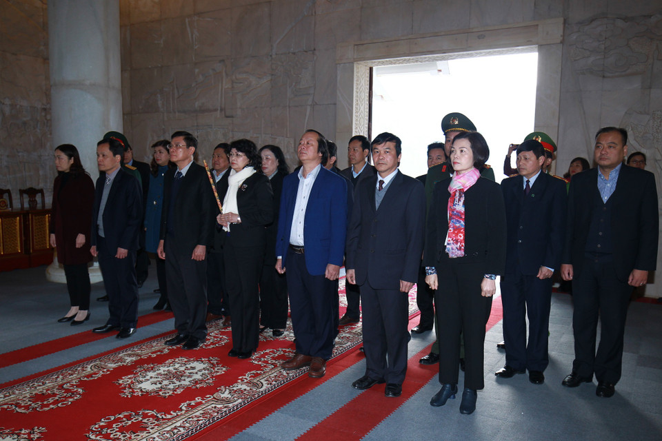 Bà Đặng Thị Ngọc Thịnh – Ủy viên Ban Chấp hành Trung ương Đảng, Phó Chủ tịch nước Cộng hòa Xã hội Chủ nghĩa Việt Nam cùng các Đại biểu dâng hương tại Đền thờ Bác Hồ thuộc Khu di tích Quốc gia đặc biệt Pác Bó, tỉnh Cao Bằng. (Nguồn: Vinamilk)