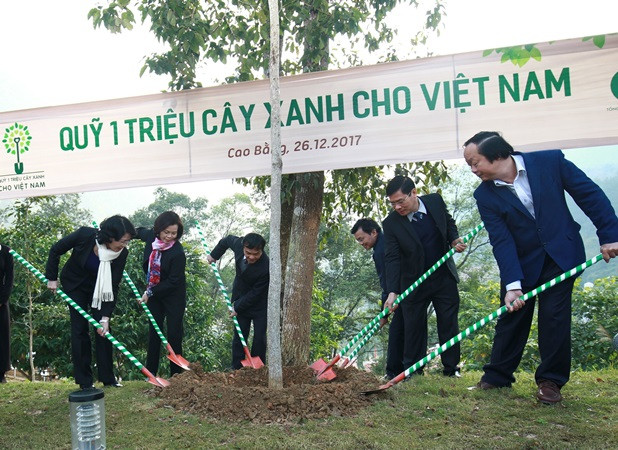Bà Đặng Thị Ngọc Thịnh – Ủy viên Ban Chấp hành Trung ương Đảng, Phó Chủ tịch nước Cộng hòa Xã hội Chủ nghĩa Việt Nam cùng các Đại biểu trồng cây tại Khu di tích Quốc gia đặc biệt Pác Bó, tỉnh Cao Bằng. (Nguồn: Vinamilk)