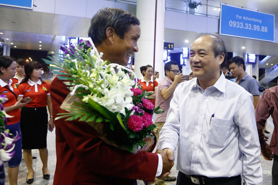 Tổng cục trưởng Tổng cục Thể dục thể thao Vương Bích Thắng cũng đã trực tiếp có mặt tại sân bay để chào đón thầy trò Mai Đức Chung. (Ảnh: Tá Hiển/Vietnam+)