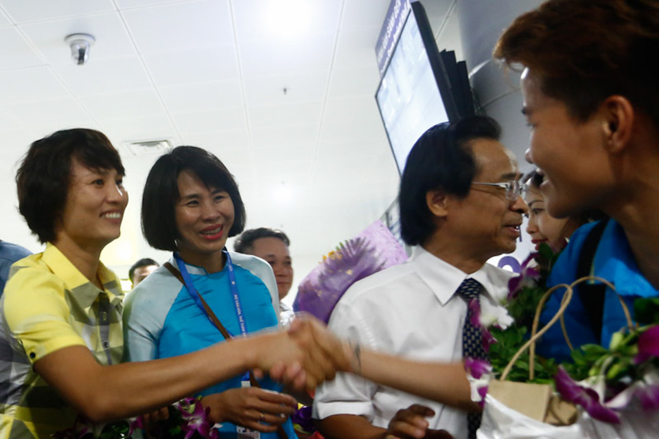 Theo chia sẻ của Minh Nguyệt, sau khi biết tin đội tuyển nữ trở về, cô đã gấp rút chuẩn bị những bó hoa để trao tặng người thầy Mai Đức Chung cùng các đàn em ở đội tuyển nữ. Khi còn thi đấu, Minh Nguyệt đã cùng đội tuyển nữ Việt Nam giành được hai chức vô địch SEA Games vào những năm 2005 và 2009. (Ảnh: Tá Hiển/Vietnam+)