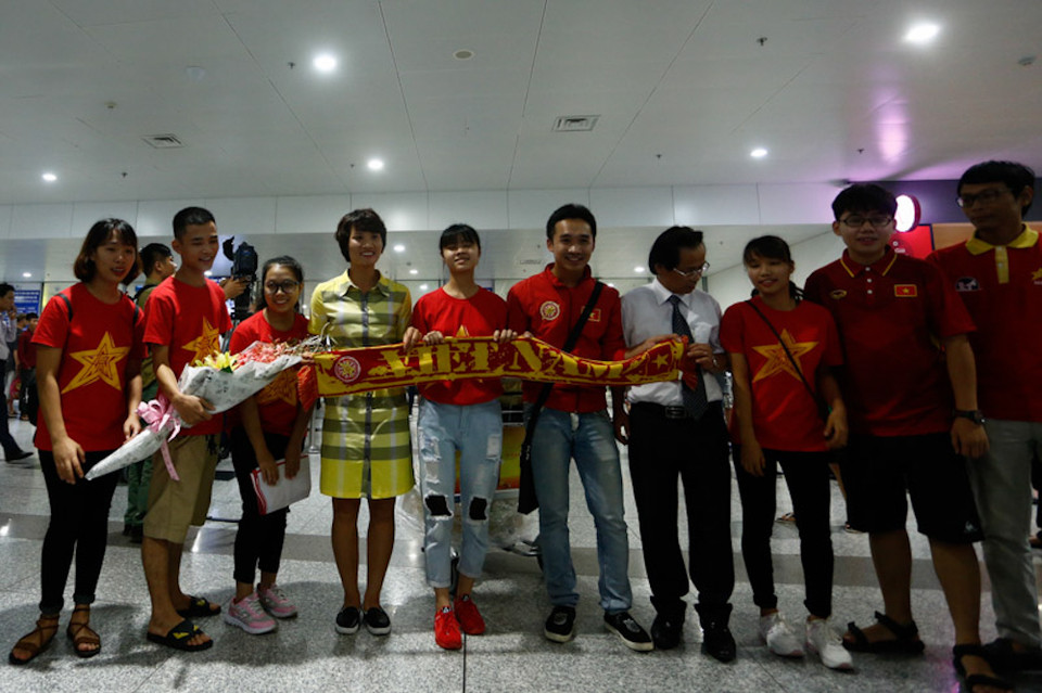 Sau chức vô địch SEA Games 29 giành được tại Malaysia, đội tuyển nữ đã trở về nước ngay trong ngày hôm qua (25/8). Nhiều cổ động viên đã có mặt từ sớm để chào đón sự trở về của các “cô gái vàng”. Đáng chú ý là sự có mặt của Quả bóng vàng 2015 Nguyễn Thị Minh Nguyệt - áo vàng. (Ảnh: Tá Hiển/Vietnam+) Quả bóng vàng bóng đá nữ Việt Nam 2015 Nguyễn Thị Minh Nguyệt đã có mặt từ sớm tại sân bay Nội Bài để đón các cô gái đội tuyển nữ Việt Nam vừa giành được huy chương vàng SEA Games 29 trở về nước tối nay (25/08)./.