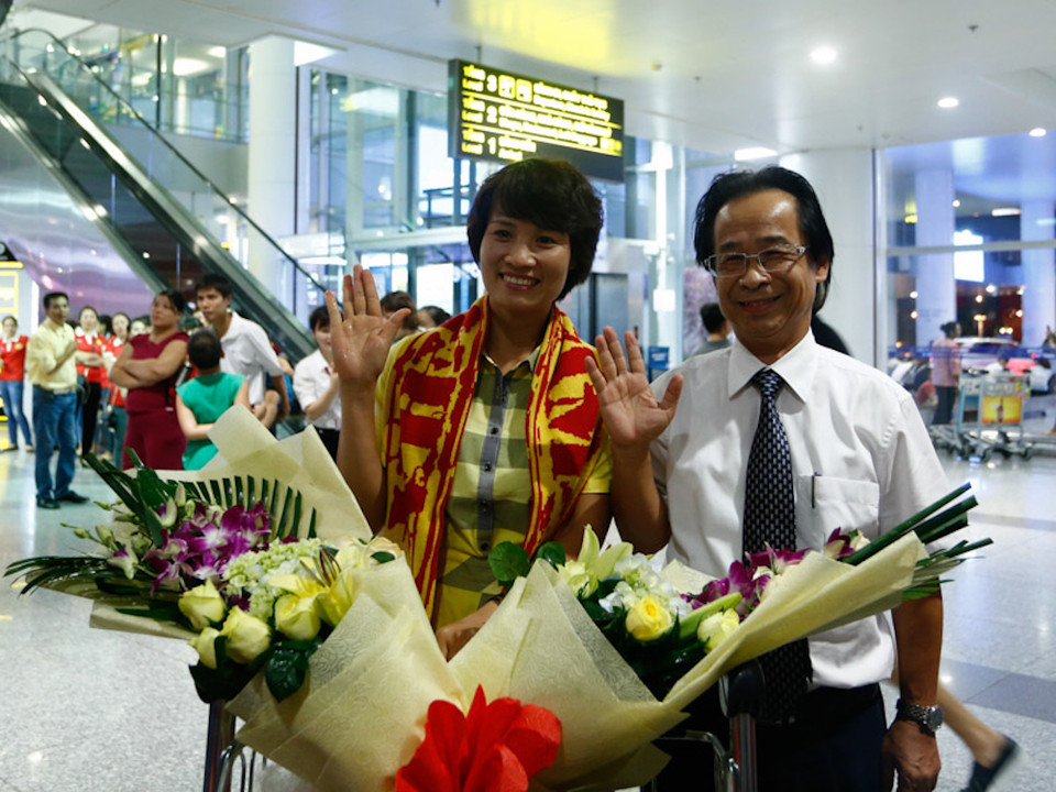 Minh Nguyệt cùng Ủy viên Nguyễn Lân Trung có mặt từ sớm để chào đón đội tuyển nữ trở về sau chức vô địch SEA Games. Hiện tại, Quả bóng vàng Việt Nam 2015 Minh Nguyệt đang công tác tại Trung tâm giáo dục thể chất thuộc Đại học Quốc gia Hà Nội sau khi chị giải nghệ. (Ảnh: Tá Hiển/Vietnam+)