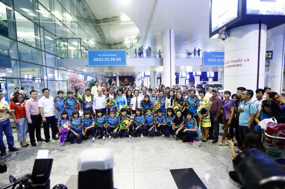 Sau chức vô địch SEA Games 29, đội tuyển nữ sẽ được thưởng 4 tỷ đồng. Tuy nhiên, số tiền thưởng cho các “cô gái vàng” sẽ còn tiếp tục được tăng lên trong thời gian tới. (Ảnh: Tá Hiển/Vietnam+)