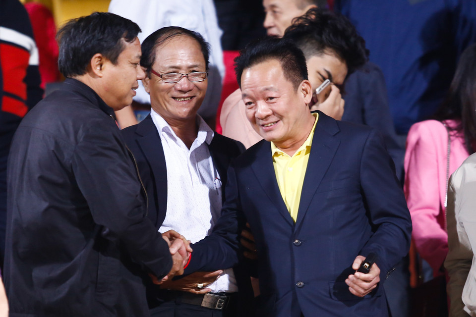 Người hâm mộ chúc mừng bầu Hiển sau thắng lợi 1-0 của Hà Nội FC trước Quảng Nam. Chiến thắng này giúp Hà Nội trở thành đội bóng nắm nhiều lợi thế nhất trên hành trình tới ngôi vương. (Ảnh: Minh Chiến/Vietnam+)