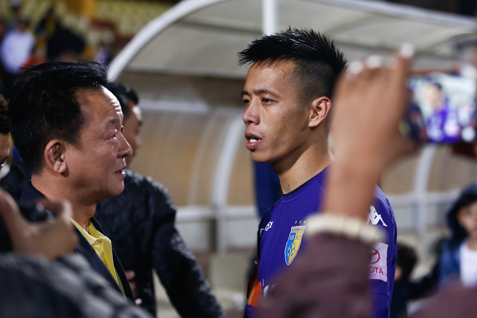 Văn Quyết hứa với ông Hiển sẽ mang danh hiệu vô địch về cho đội bóng. Bầu Hiển được cho là có tầm ảnh hưởng lớn ở cả hai câu lạc bộ. (Ảnh: Minh Chiến/Vietnam+)