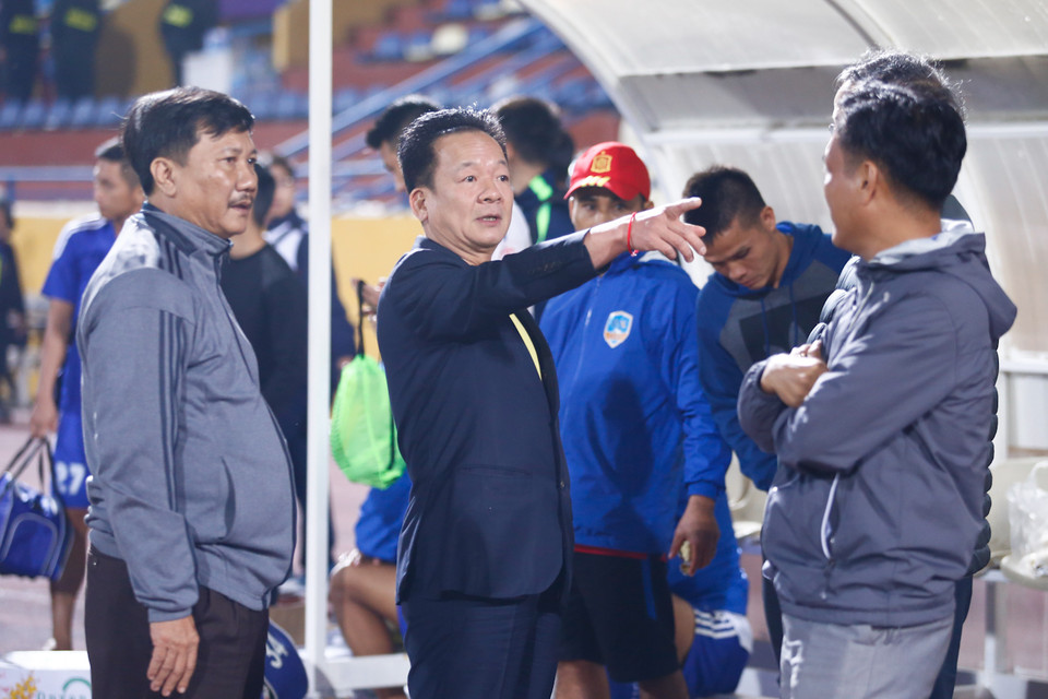 Sau khi động viên Hà Nội, ông Hiển đi sang phía cabin đối diện nói chuyện với BHL đội khách Quảng Nam. (Ảnh: Minh Chiến/Vietnam+)