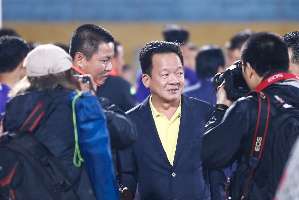 Bầu Hiển xuống sân động viên và chúc mừng các cầu thủ con cưng sau trận đấu. Ông tuyên bố sẽ không thưởng tiền trước trận đấu cuối với Than Quảng Ninh vì 'cầu thủ cứ vào sân là phải chơi hết mình bất kể tiền thưởng có hay không.' (Ảnh: Minh Chiến/Vietnam+)