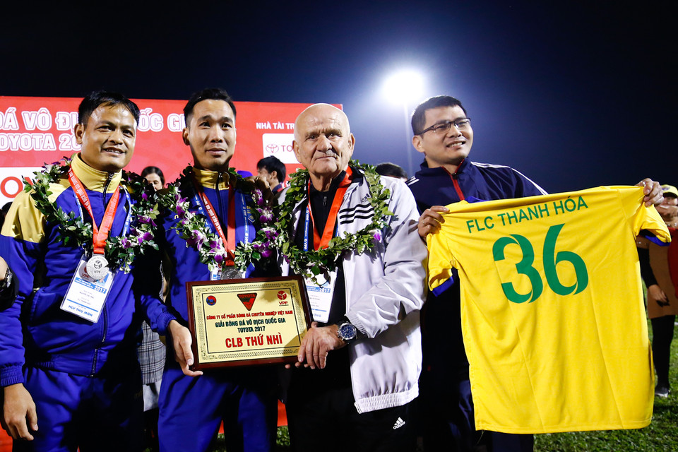 Sau trận đấu này, Thanh Hóa cũng chia tay huấn luyện viên Petrovic (áo trắng). Chiến lược gia từng vô địch châu Âu đã từ chối gia hạn hợp đồng với đội bóng. (Ảnh: Minh Chiến/Vietnam+)