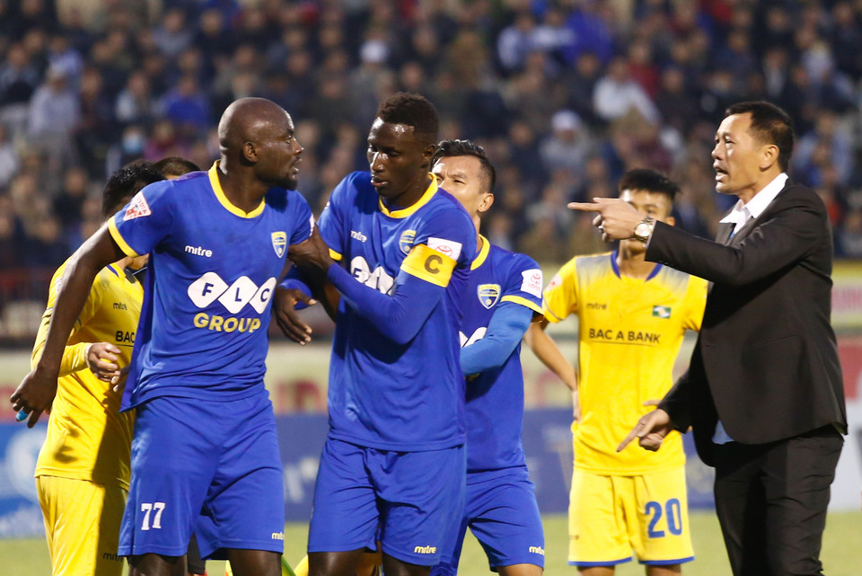 Dù vậy, trên sân, Thanh Hóa sớm gặp khó khăn khi Uche bị đuổi khỏi sân ở phút 27 vì thẻ đỏ. (Ảnh: Minh Chiến/Vietnam+)