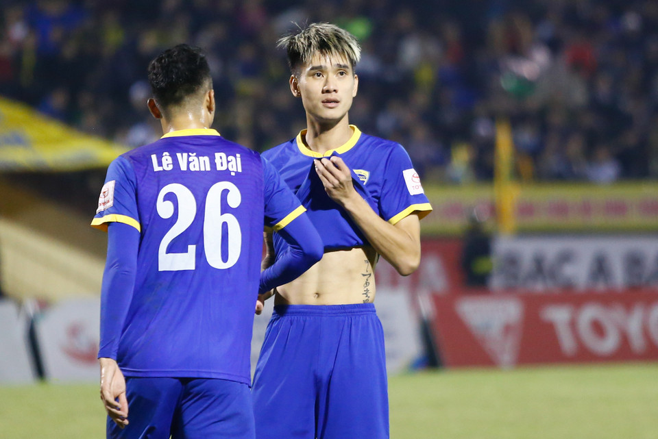 Mãi tới gần cuối hiệp hai, Đinh Tiến Thành mới ghi bàn duy nhất giúp Thanh Hóa thắng 1-0 trước đối thủ. (Ảnh: Minh Chiến/Vietnam+)