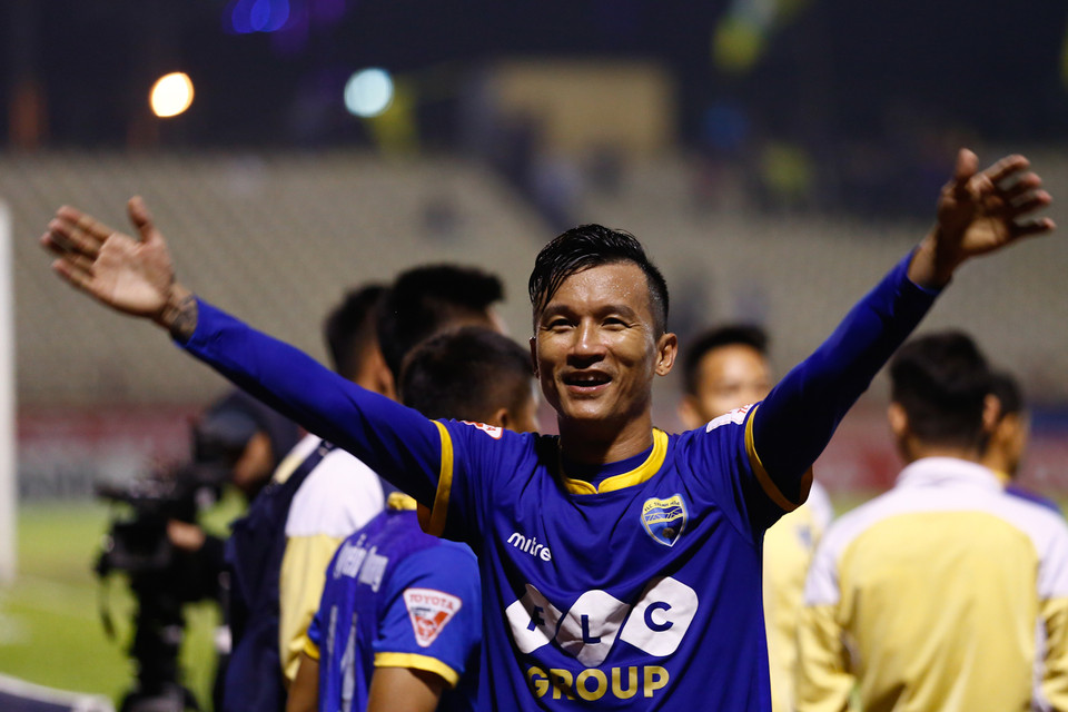 Đội phó Mai Tiến Thành ăn mừng với các đồng đội. Nếu chơi ổn định hơn ở lượt về, Thanh Hóa thậm chí phải giành ngôi vô địch. (Ảnh: Minh Chiến/Vietnam+)