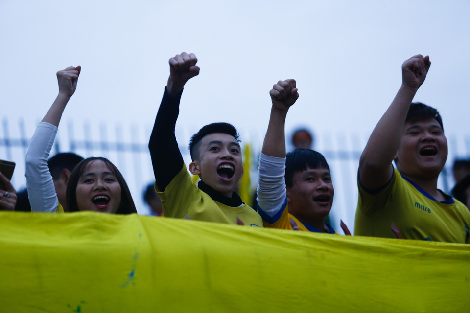 Về phía Thanh Hóa, họ vẫn còn hy vọng vô địch nếu đánh bại đối thủ. Hàng trăm cổ động viên đã từ Thanh Hóa ngược vào Vinh cổ vũ đội bóng. (Ảnh: Minh Chiến/Vietnam+)