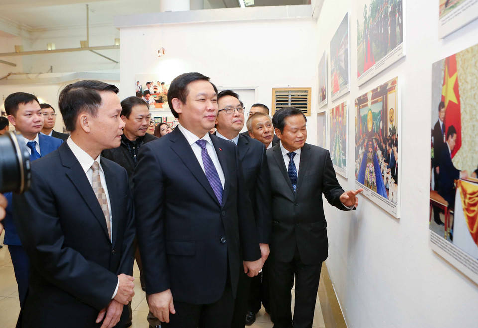 Phó Thủ tướng Vương Đình Huệ cùng các đại biểu tham quan triển lãm. (Ảnh: TTXVN)