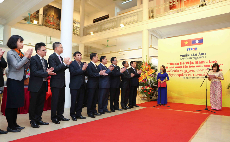 Lãnh đạo Thông tấn xã Việt Nam và các đại biểu tại lễ khai mạc triển lãm. (Ảnh: TTXVN)