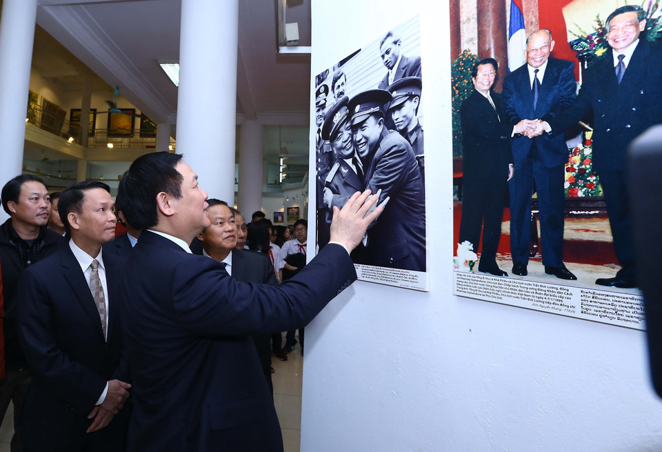 Phó Thủ tướng Vương Đình Huệ xúc động bên tấm ảnh Đại tướng Võ Nguyên Giáp. (Ảnh: TTXVN)