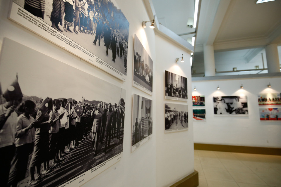 Những bức ảnh trong triển lãm được trưng bày trang trọng, giúp hồi tưởng lại từng giai đoạn lịch sử của hai nước. (Ảnh: Minh Chiến/Vietnam+)