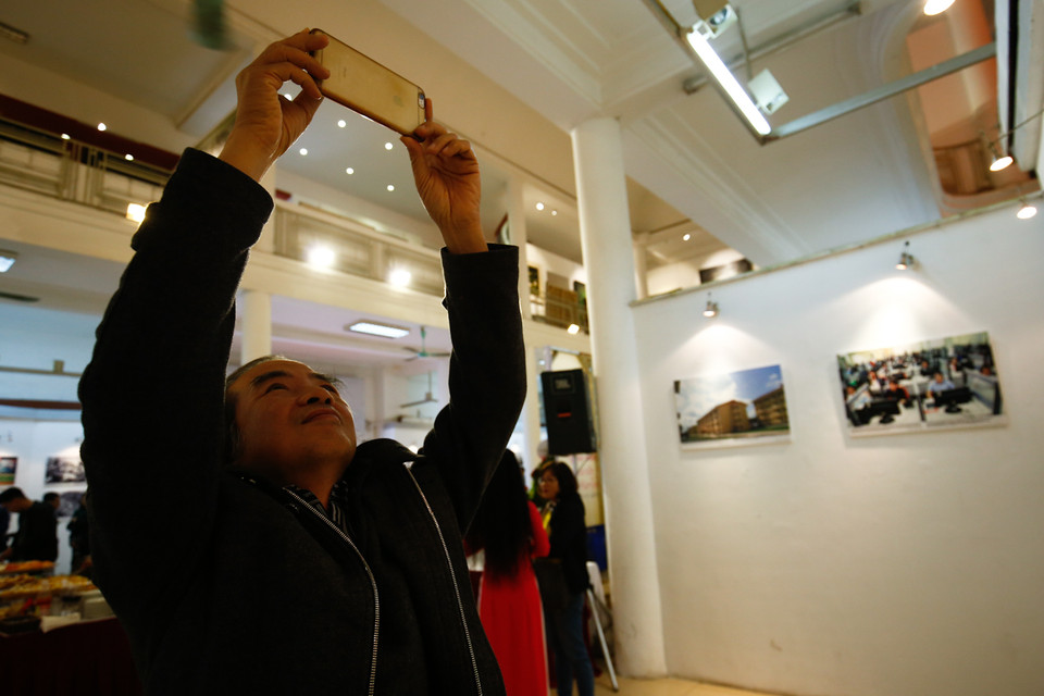 Khách tham quan cố gắng lưu lại những hình ảnh đẹp ở buổi triển lãm. (Ảnh: Minh Chiến/Vietnam+)