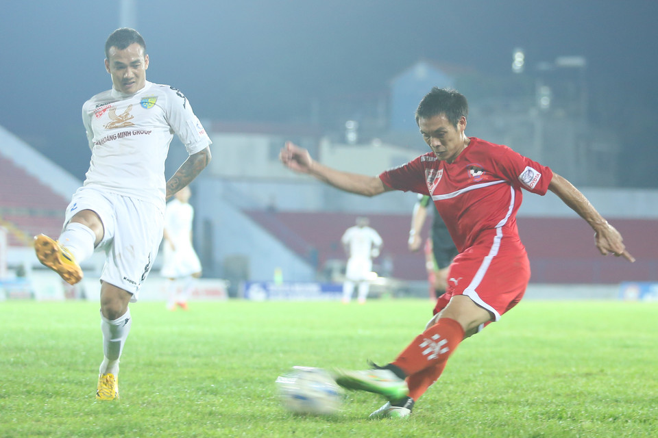 Hải Phòng vượt lên dẫn trước ở phút 47 khi cựu cầu thủ Hoàng Anh Gia Lai Văn Nhiên (đỏ) có pha dứt điểm trong vòng cấm Hà Nội T&amp;T. (Ảnh: Minh Chiến/Vietnam+)