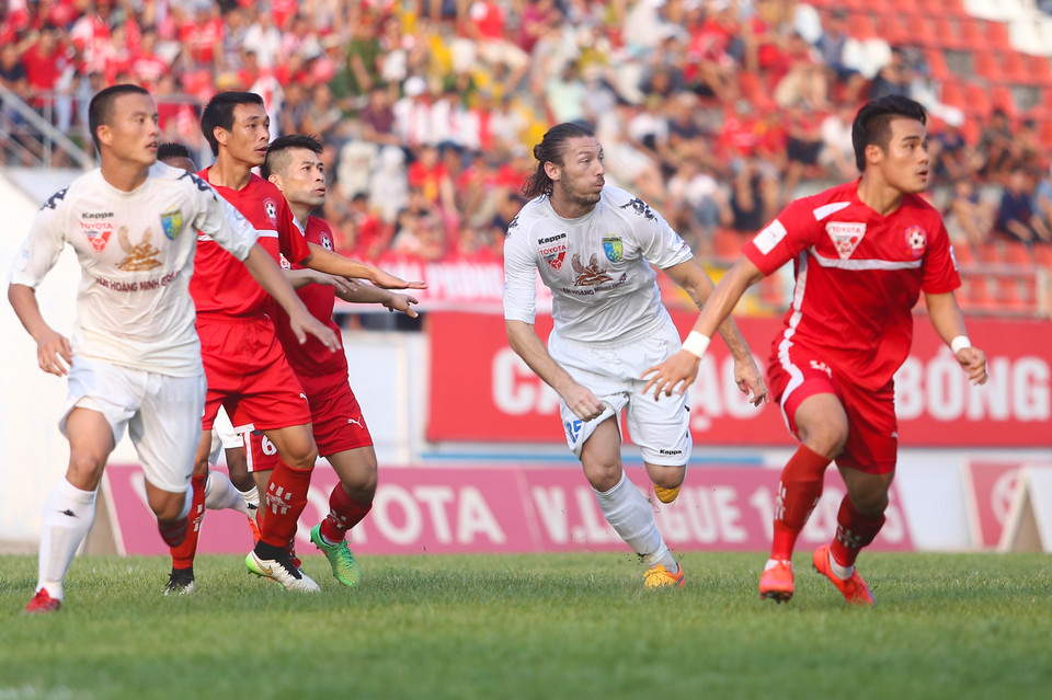 Khác với trận thua 0-5 ở Cúp quốc gia hồi tháng trước, Hải Phòng (đỏ) nhập cuộc rất tốt và khắc chế được sức tấn công của đối thủ. (Ảnh: Minh Chiến/Vietnam+)