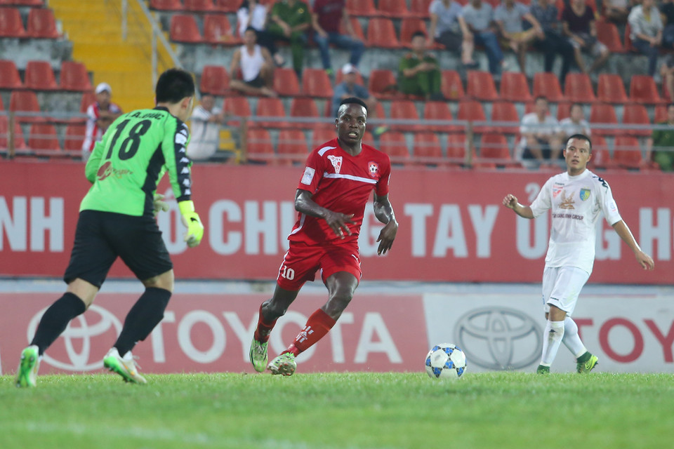 Đội bóng của ông Trương Việt Hoàng thậm chí có thể đào sâu cách biệt nếu thủ thành Anh Đức (18) của Hà Nội T&amp;T không có một trận cầu xuất thần. (Ảnh: Minh Chiến/Vietnam+)