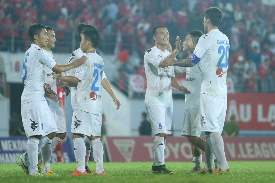 Họ ghi liên tiếp hai bàn trong 20 phút cuối để ngược dòng kỳ diệu, thắng lại 2-1. (Ảnh: Minh Chiến/Vietnam+)