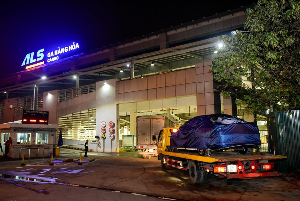 Việc vận chuyển ra nước ngoài bằng đường hàng không sẽ giúp VinFast tiết kiệm thời gian, rút ngắn quá trình kiểm thử sản phẩm, dù chi phí cao hơn nhiều so với vận chuyển bằng đường thủy. (Ảnh: CTV)